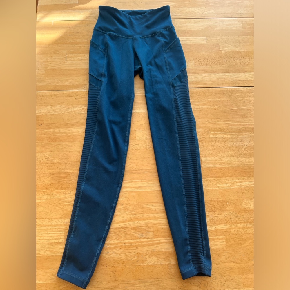 Old Navy Active Navy HI Rise Leggings with Mesh and pockets 
Size XS